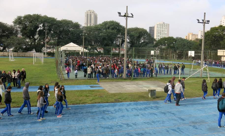 Na manhã de hoje (07/06) foi realizado o simulado do Plano de Abandono no Colégio Estadual do Paraná. Esse é o 5º ano consecutivo que o simulado é realizado no local, onde os alunos professores e funcionários puderam realizar o procedimento de abandono do prédio que possui 5 pavimentos.
O Colégio é frequentado por alunos do Ensino Fundamental e Médio durante os três períodos do dia.