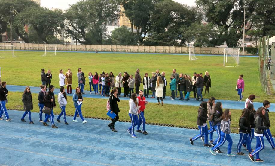 Na manhã de hoje (07/06) foi realizado o simulado do Plano de Abandono no Colégio Estadual do Paraná. Esse é o 5º ano consecutivo que o simulado é realizado no local, onde os alunos professores e funcionários puderam realizar o procedimento de abandono do prédio que possui 5 pavimentos.
O Colégio é frequentado por alunos do Ensino Fundamental e Médio durante os três períodos do dia.