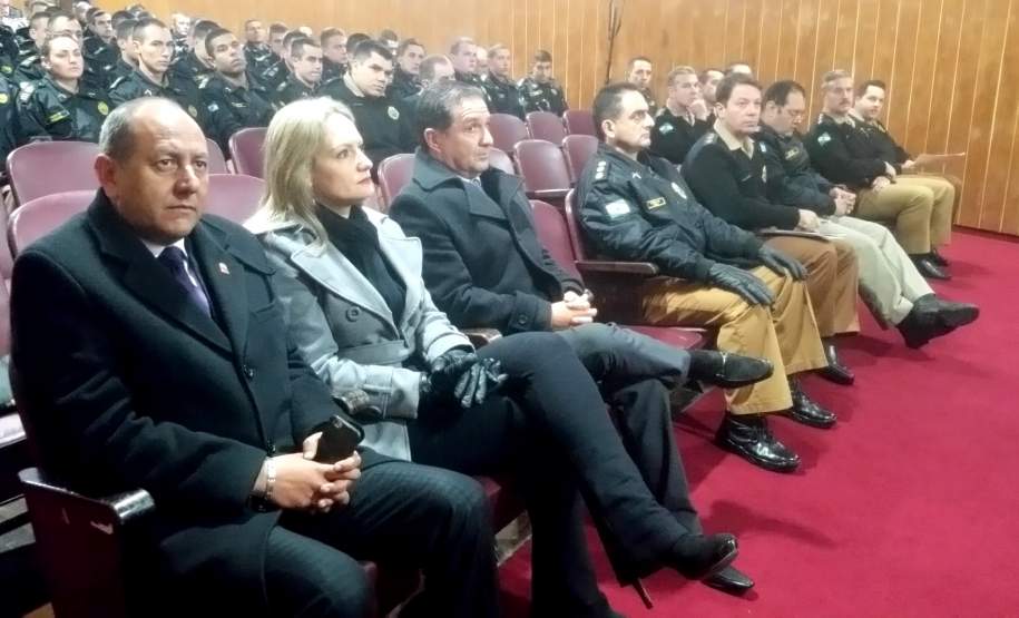 ALUNOS DO CURSO DE FORMAÇÃO DE OFICIAIS PARTICIPAM DE PALESTRA COM O COORDENADOR ESTADUAL DE PROTEÇÃO E DEFESA CIVIL NA ACADEMIA POLICIAL MILITAR DO GUATUPÊ. O Chefe da Casa Militar e Coordenador Estadual de Proteção e Defesa Civil, Coronel Adilson Castilho Casitas, ministrou na manhã da última quinta-feira (09/06) uma palestra com o tema “Ações de Proteção e Defesa Civil no Estado do Paraná” para os militares da Curso de Formação de Oficiais na Academia Policial Militar do Guatupê.