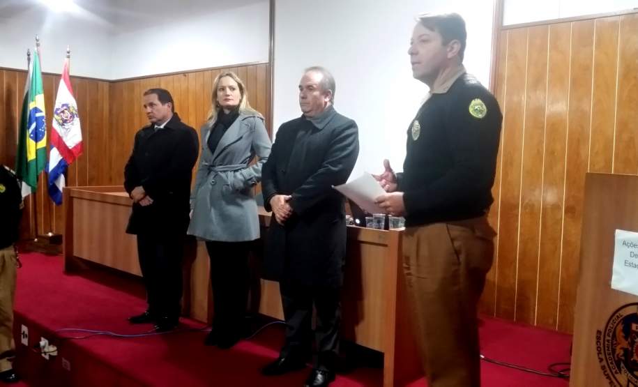 ALUNOS DO CURSO DE FORMAÇÃO DE OFICIAIS PARTICIPAM DE PALESTRA COM O COORDENADOR ESTADUAL DE PROTEÇÃO E DEFESA CIVIL NA ACADEMIA POLICIAL MILITAR DO GUATUPÊ. O Chefe da Casa Militar e Coordenador Estadual de Proteção e Defesa Civil, Coronel Adilson Castilho Casitas, ministrou na manhã da última quinta-feira (09/06) uma palestra com o tema “Ações de Proteção e Defesa Civil no Estado do Paraná” para os militares da Curso de Formação de Oficiais na Academia Policial Militar do Guatupê.