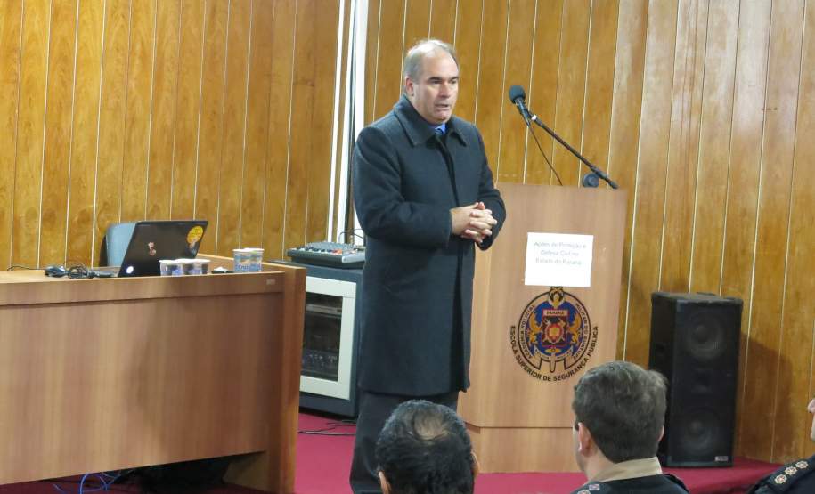 O Chefe da Casa Militar e Coordenador Estadual de Proteção e Defesa Civil, Coronel Adilson Castilho Casitas, ministrou na manhã da última quinta-feira (09/06) uma palestra com o tema “Ações de Proteção e Defesa Civil no Estado do Paraná” para os militares da Curso de Formação de Oficiais na Academia Policial Militar do Guatupê.