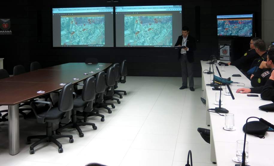 Na tarde da última quarta-feira (15/06) o Coordenador Executivo de Proteção e Defesa Civil, Ten.-Cel. Edemilson de Barros, ministrou uma palestra sobre a metodologia de Defesa Civil para os militares do Curso de Aperfeiçoamento de Oficiais (CAO) da Polícia Militar do Paraná.