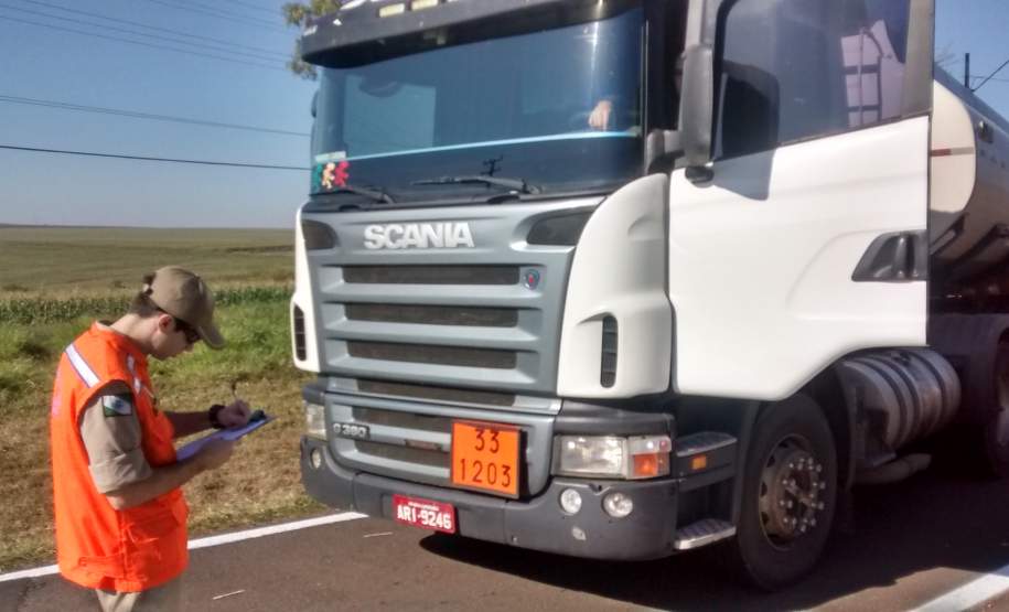 3ª Coordenadoria Regional de Proteção e Defesa Civil e Polícia Rodoviária Federal realizam fiscalização Produtos Perigosos em Cornélio Procópio-PR. No dia 16 de junho de 2016 a 3ª Coordenadoria Regional de Proteção e Defesa Civil realizou Fiscalização de Produtos Perigosos no Posto da Polícia Rodoviária Federal, Km 83 da Rodovia BR 369, no município de Cornélio Procópio.