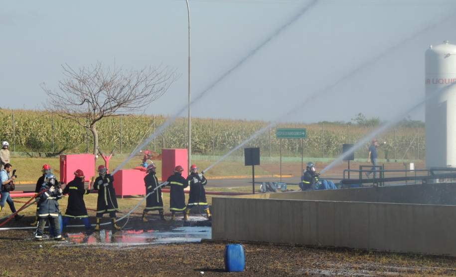 Foi realizado na tarde da última quinta-feira(23), o 1º Simulado de Atendimento Emergencial do Plano de Auxílio Mútuo(PAM), da região Metropolitana de Maringá. O evento aconteceu no pátio de inflamáveis da empresa, BS Bios ­Energia Renovável, na cidade de Marialva, onde simulou um incêndio seguido de explosão, ocasionando 15 vítimas.