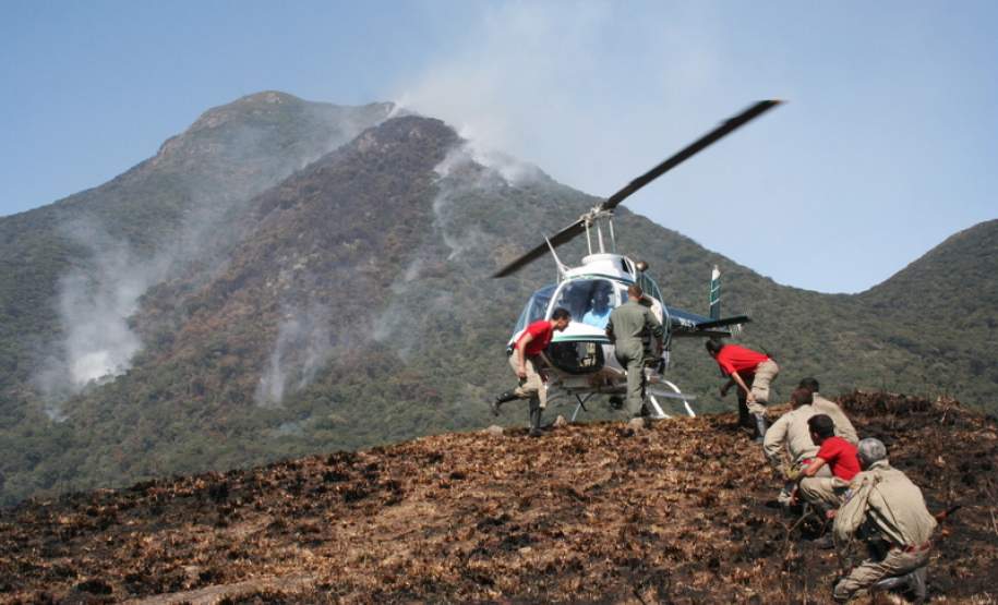 A ocorrência de geada, somada à queda das temperaturas e à falta de chuva, aumenta os riscos de incêndios em vegetações de áreas urbanas e rurais nessa época do ano. De acordo com o Instituto Nacional de Pesquisas Espaciais (Inpe), há 50 municípios no Paraná com índice crítico para incêndios florestais – última escala da classificação, que leva em conta fatores como temperatura, quantidade de chuvas nos últimos 15 dias, umidade relativa do ar e tipo de bioma na região, entre outros.