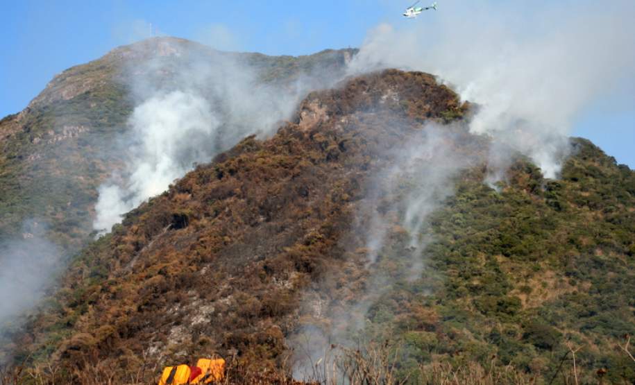 A ocorrência de geada, somada à queda das temperaturas e à falta de chuva, aumenta os riscos de incêndios em vegetações de áreas urbanas e rurais nessa época do ano. De acordo com o Instituto Nacional de Pesquisas Espaciais (Inpe), há 50 municípios no Paraná com índice crítico para incêndios florestais – última escala da classificação, que leva em conta fatores como temperatura, quantidade de chuvas nos últimos 15 dias, umidade relativa do ar e tipo de bioma na região, entre outros.