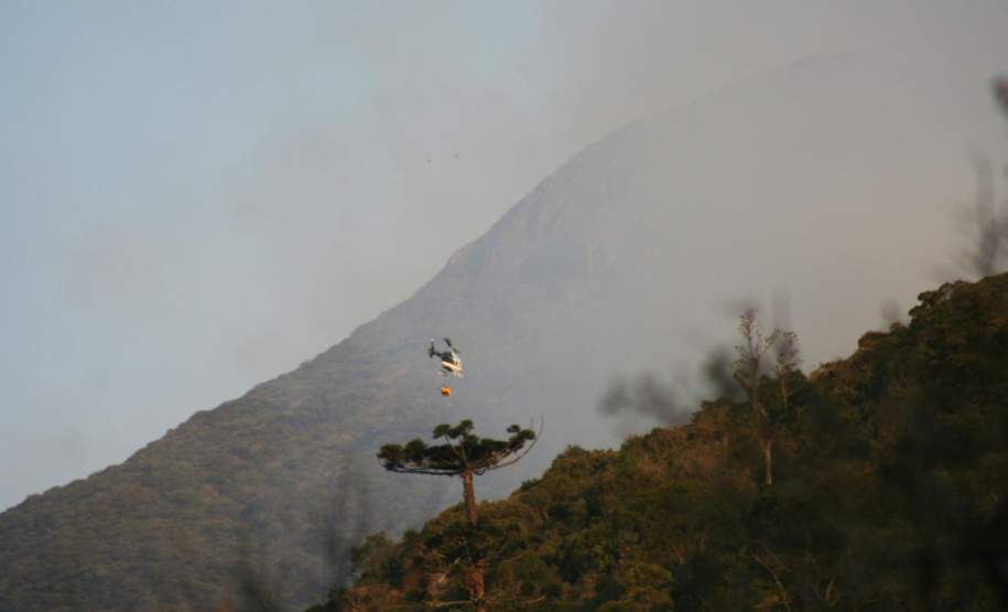 A ocorrência de geada, somada à queda das temperaturas e à falta de chuva, aumenta os riscos de incêndios em vegetações de áreas urbanas e rurais nessa época do ano. De acordo com o Instituto Nacional de Pesquisas Espaciais (Inpe), há 50 municípios no Paraná com índice crítico para incêndios florestais – última escala da classificação, que leva em conta fatores como temperatura, quantidade de chuvas nos últimos 15 dias, umidade relativa do ar e tipo de bioma na região, entre outros.