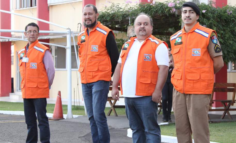 No dia Nacional do Bombeiro 3º Coordenadoria Regional de Proteção e Defesa Civil entrega Certificados a radioamadores voluntários em Londrina. A 3ª Coordenadoria Regional de Proteção e Defesa Civil (3ª CORPDEC) agradeceu os voluntários radioamadores da região, na Solenidade Militar Alusiva ao Dia Nacional do Bombeiro, no último dia 01 (sexta feira), na sede do 3º Grupamento de Bombeiros em Londrina.