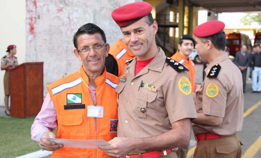 No dia Nacional do Bombeiro 3º Coordenadoria Regional de Proteção e Defesa Civil entrega Certificados a radioamadores voluntários em Londrina. A 3ª Coordenadoria Regional de Proteção e Defesa Civil (3ª CORPDEC) agradeceu os voluntários radioamadores da região, na Solenidade Militar Alusiva ao Dia Nacional do Bombeiro, no último dia 01 (sexta feira), na sede do 3º Grupamento de Bombeiros em Londrina.