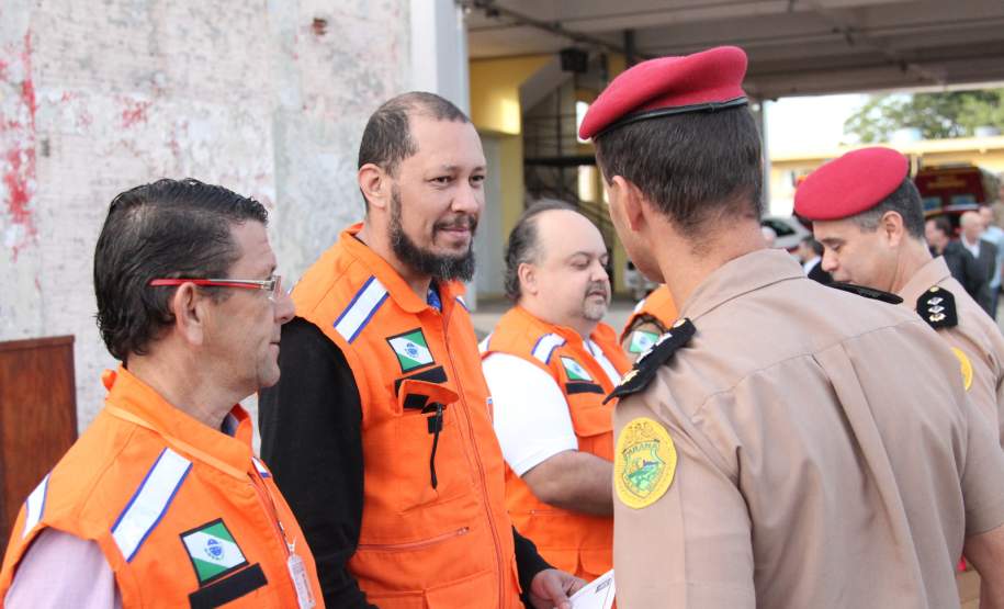 No dia Nacional do Bombeiro 3º Coordenadoria Regional de Proteção e Defesa Civil entrega Certificados a radioamadores voluntários em Londrina. A 3ª Coordenadoria Regional de Proteção e Defesa Civil (3ª CORPDEC) agradeceu os voluntários radioamadores da região, na Solenidade Militar Alusiva ao Dia Nacional do Bombeiro, no último dia 01 (sexta feira), na sede do 3º Grupamento de Bombeiros em Londrina.