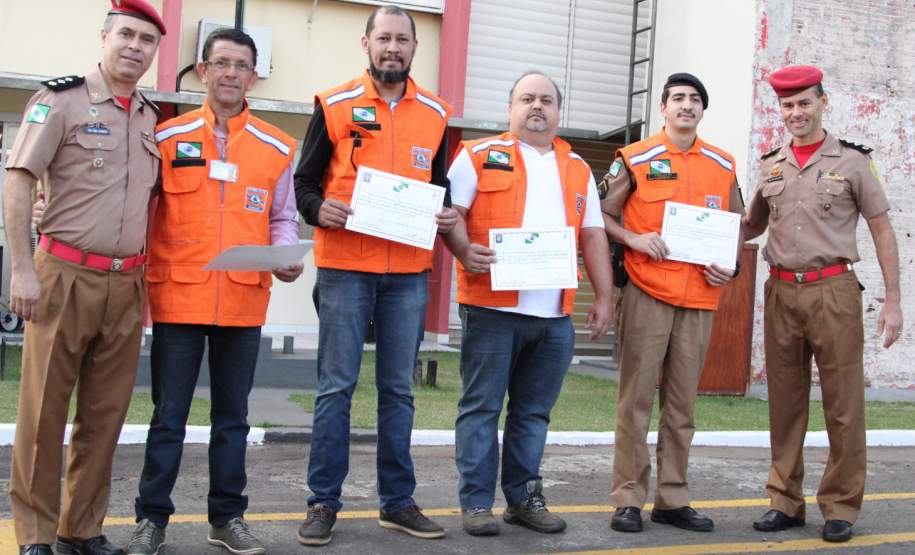 No dia Nacional do Bombeiro 3º Coordenadoria Regional de Proteção e Defesa Civil entrega Certificados a radioamadores voluntários em Londrina. A 3ª Coordenadoria Regional de Proteção e Defesa Civil (3ª CORPDEC) agradeceu os voluntários radioamadores da região, na Solenidade Militar Alusiva ao Dia Nacional do Bombeiro, no último dia 01 (sexta feira), na sede do 3º Grupamento de Bombeiros em Londrina.