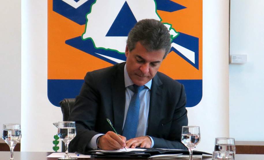 O governador Beto Richa assinou nesta quarta-feira (6), no Palácio Iguaçu, um termo de cooperação técnica entre o Paraná e o Governo do Japão para instalar, no Estado, um radar Banda X para monitoramento meteorológico e prevenção de desastres naturais na Região Metropolitana de Curitiba