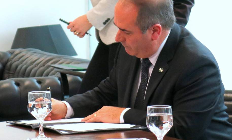 O governador Beto Richa assinou nesta quarta-feira (6), no Palácio Iguaçu, um termo de cooperação técnica entre o Paraná e o Governo do Japão para instalar, no Estado, um radar Banda X para monitoramento meteorológico e prevenção de desastres naturais na Região Metropolitana de Curitiba