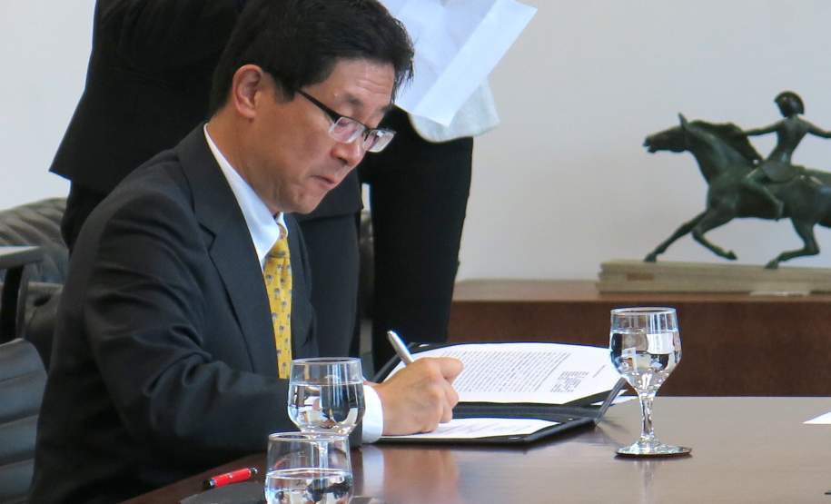 O governador Beto Richa assinou nesta quarta-feira (6), no Palácio Iguaçu, um termo de cooperação técnica entre o Paraná e o Governo do Japão para instalar, no Estado, um radar Banda X para monitoramento meteorológico e prevenção de desastres naturais na Região Metropolitana de Curitiba