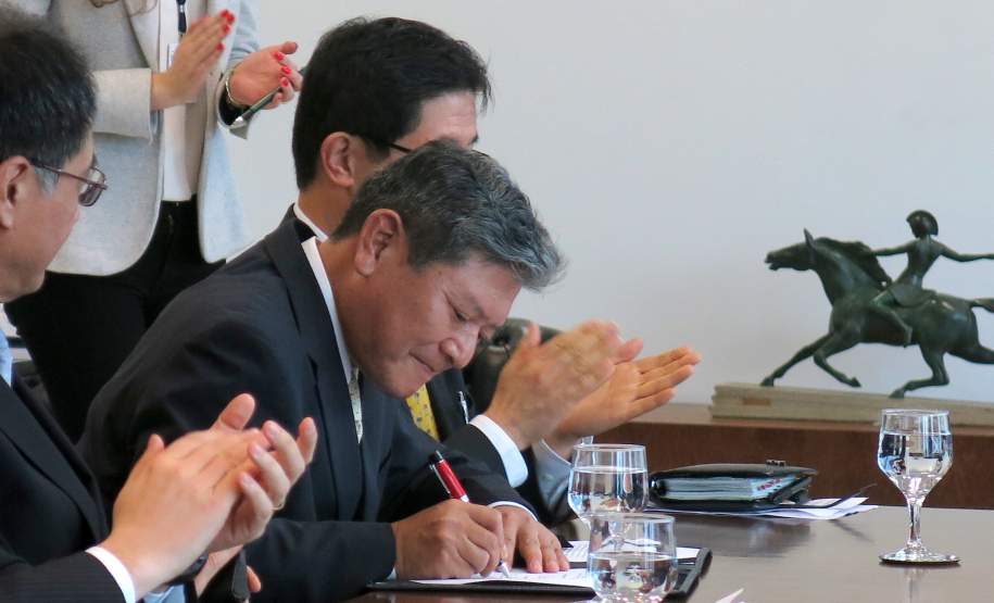 O governador Beto Richa assinou nesta quarta-feira (6), no Palácio Iguaçu, um termo de cooperação técnica entre o Paraná e o Governo do Japão para instalar, no Estado, um radar Banda X para monitoramento meteorológico e prevenção de desastres naturais na Região Metropolitana de Curitiba