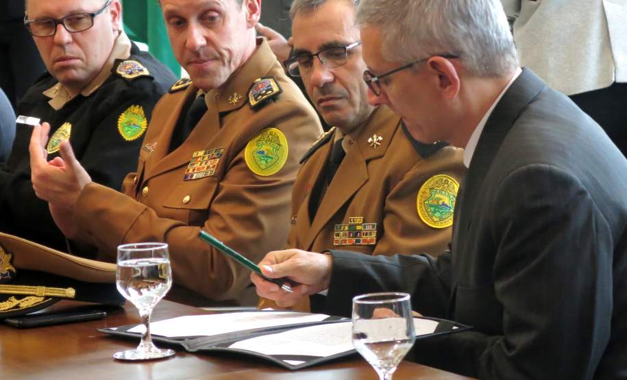 O governador Beto Richa assinou nesta quarta-feira (6), no Palácio Iguaçu, um termo de cooperação técnica entre o Paraná e o Governo do Japão para instalar, no Estado, um radar Banda X para monitoramento meteorológico e prevenção de desastres naturais na Região Metropolitana de Curitiba