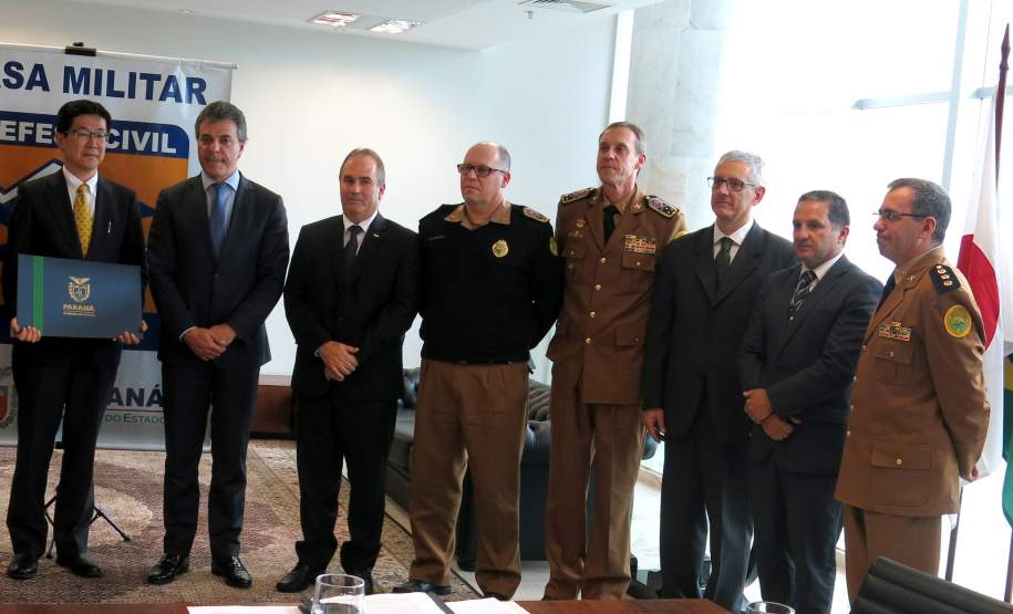 O governador Beto Richa assinou nesta quarta-feira (6), no Palácio Iguaçu, um termo de cooperação técnica entre o Paraná e o Governo do Japão para instalar, no Estado, um radar Banda X para monitoramento meteorológico e prevenção de desastres naturais na Região Metropolitana de Curitiba