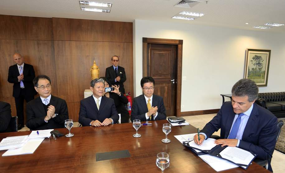 Richa anuncia instalação de radar para prevenir desastres naturais na RMC O governador Beto Richa assinou nesta quarta-feira (6), no Palácio Iguaçu, um termo de cooperação técnica entre o Paraná e o Governo do Japão para instalar, no Estado, um radar Banda X para monitoramento meteorológico e prevenção de desastres naturais na Região Metropolitana de Curitiba