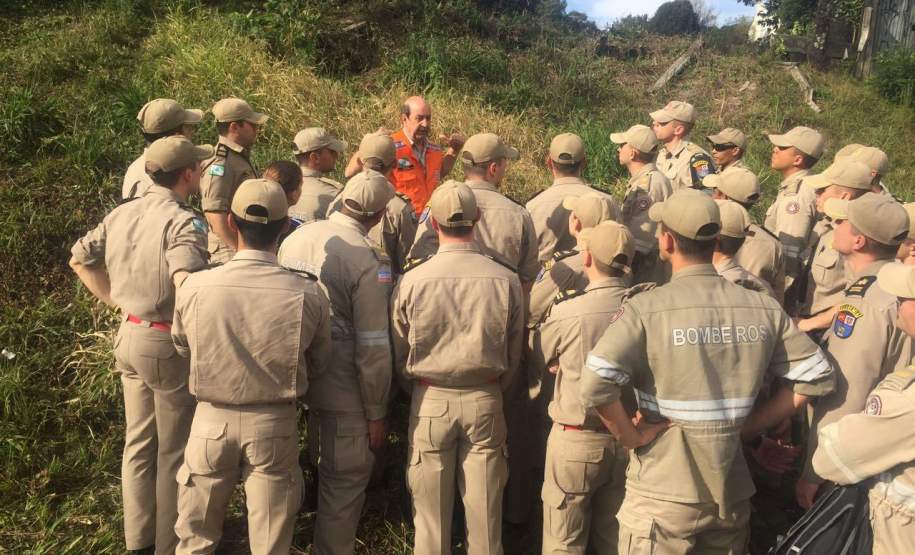 CADETES DO 2º ANO DO CURSO DE FORMAÇÃO DE OFICIAIS BOMBEIROS, RECEBEM TREINAMENTO SOBRE GESTÃO DE DESASTRES. O objetivo foi apresentar uma metodologia para mensurar a gravidade que se encontram as residências que ficam lotadas nas encostas, e que devido as chuvas podem vir a serem soterradas