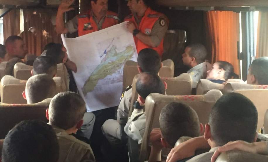 CADETES DO 2º ANO DO CURSO DE FORMAÇÃO DE OFICIAIS BOMBEIROS, RECEBEM TREINAMENTO SOBRE GESTÃO DE DESASTRES. O objetivo foi apresentar uma metodologia para mensurar a gravidade que se encontram as residências que ficam lotadas nas encostas, e que devido as chuvas podem vir a serem soterradas