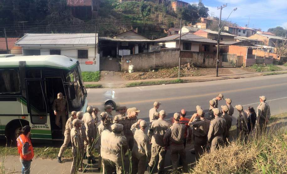 CADETES DO 2º ANO DO CURSO DE FORMAÇÃO DE OFICIAIS BOMBEIROS, RECEBEM TREINAMENTO SOBRE GESTÃO DE DESASTRES. O objetivo foi apresentar uma metodologia para mensurar a gravidade que se encontram as residências que ficam lotadas nas encostas, e que devido as chuvas podem vir a serem soterradas