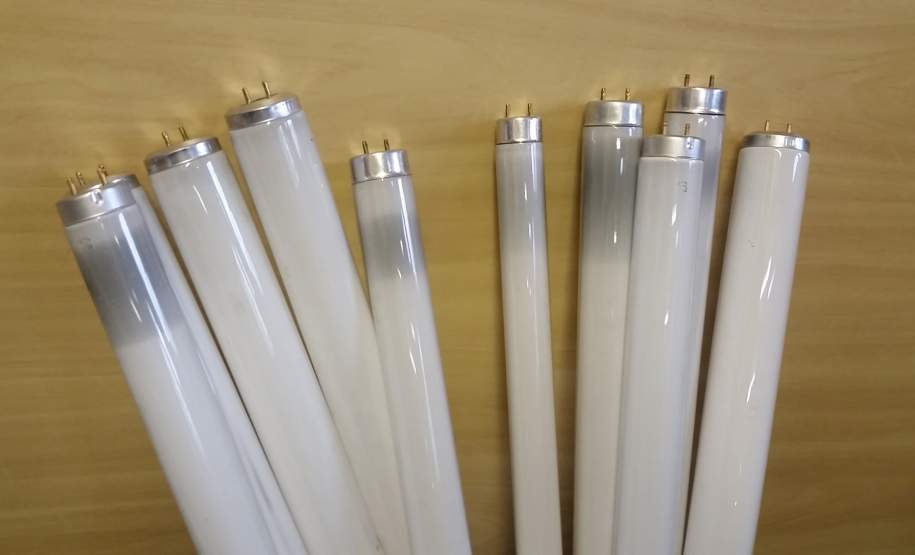 Descarte correto de lâmpada fluorescente evita a contaminação de mananciais A Companhia de Saneamento do Paraná (Sanepar) alerta a população para que siga as recomendações do Ministério do Meio Ambiente em relação ao descarte adequado de lâmpadas fluorescentes. Embora elas sejam mais eficientes em relação à energia, seu descarte incorreto pode levar à contaminação de mananciais de abastecimento público de água, tanto superficiais como subterrâneos.