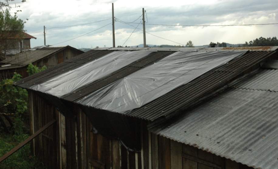 CUIDADOS EM SITUAÇÕES DE TEMPESTADES, VENDAVAIS E GRANIZO. Em situações de tempestade, vendavais e granizo, quando o telhado da residência foi danificado, os moradores tendem a subir até o local para realizar o conserto. Estatisticamente foi comprovado que a maioria dos acidentes nesse período se dá após o evento, no momento de recuperação dos estragos, então alguns cuidados são muito importantes para evitar acidentes.
