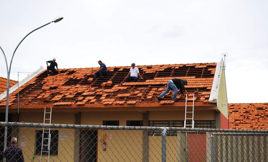 CUIDADOS EM SITUAÇÕES DE TEMPESTADES, VENDAVAIS E GRANIZO. Em situações de tempestade, vendavais e granizo, quando o telhado da residência foi danificado, os moradores tendem a subir até o local para realizar o conserto. Estatisticamente foi comprovado que a maioria dos acidentes nesse período se dá após o evento, no momento de recuperação dos estragos, então alguns cuidados são muito importantes para evitar acidentes.