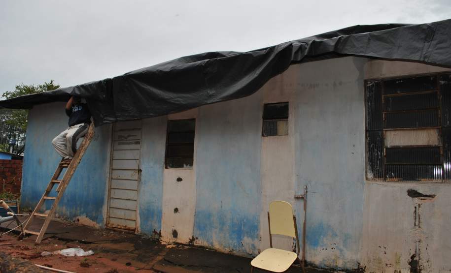 CUIDADOS EM SITUAÇÕES DE TEMPESTADES, VENDAVAIS E GRANIZO. Em situações de tempestade, vendavais e granizo, quando o telhado da residência foi danificado, os moradores tendem a subir até o local para realizar o conserto. Estatisticamente foi comprovado que a maioria dos acidentes nesse período se dá após o evento, no momento de recuperação dos estragos, então alguns cuidados são muito importantes para evitar acidentes.