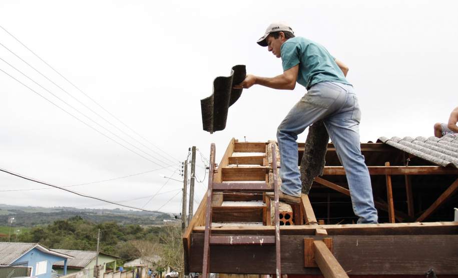 CUIDADOS EM SITUAÇÕES DE TEMPESTADES, VENDAVAIS E GRANIZO. Em situações de tempestade, vendavais e granizo, quando o telhado da residência foi danificado, os moradores tendem a subir até o local para realizar o conserto. Estatisticamente foi comprovado que a maioria dos acidentes nesse período se dá após o evento, no momento de recuperação dos estragos, então alguns cuidados são muito importantes para evitar acidentes.