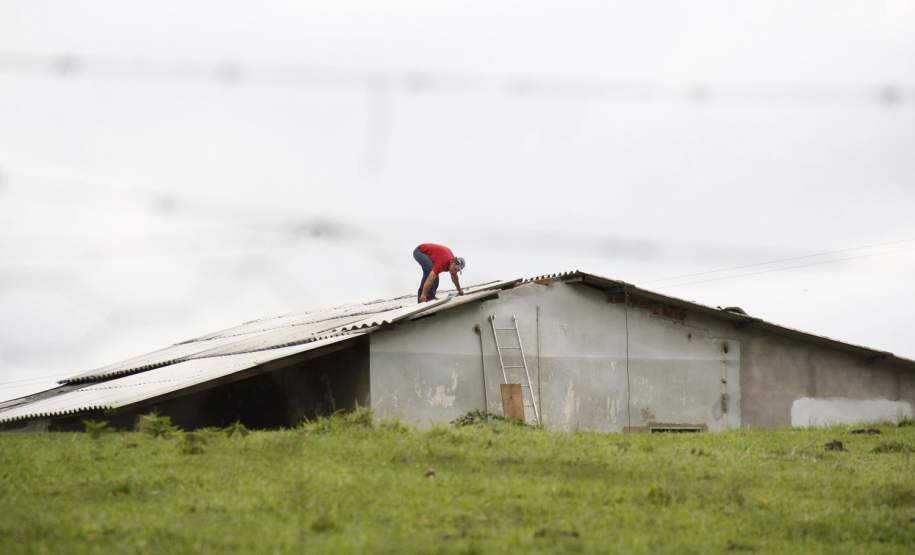CUIDADOS EM SITUAÇÕES DE TEMPESTADES, VENDAVAIS E GRANIZO. Em situações de tempestade, vendavais e granizo, quando o telhado da residência foi danificado, os moradores tendem a subir até o local para realizar o conserto. Estatisticamente foi comprovado que a maioria dos acidentes nesse período se dá após o evento, no momento de recuperação dos estragos, então alguns cuidados são muito importantes para evitar acidentes.