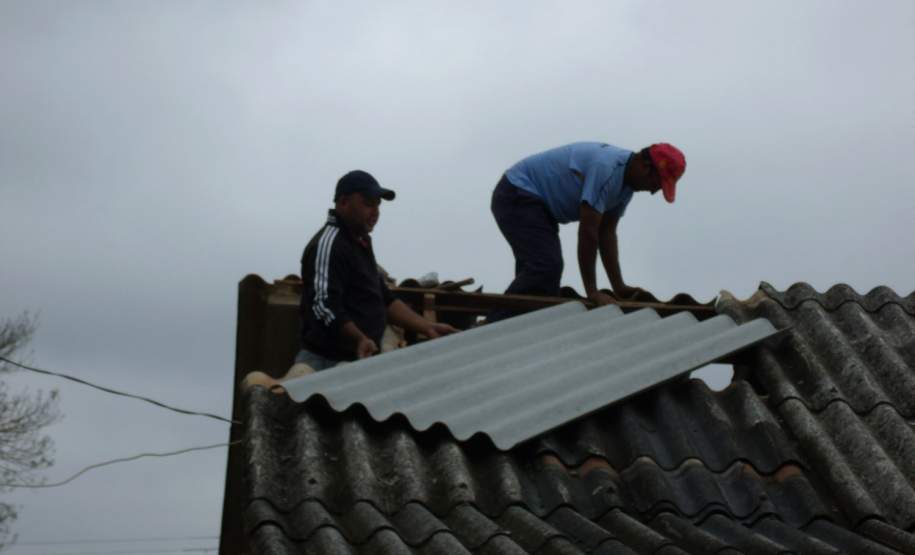 CUIDADOS EM SITUAÇÕES DE TEMPESTADES, VENDAVAIS E GRANIZO. Em situações de tempestade, vendavais e granizo, quando o telhado da residência foi danificado, os moradores tendem a subir até o local para realizar o conserto. Estatisticamente foi comprovado que a maioria dos acidentes nesse período se dá após o evento, no momento de recuperação dos estragos, então alguns cuidados são muito importantes para evitar acidentes.