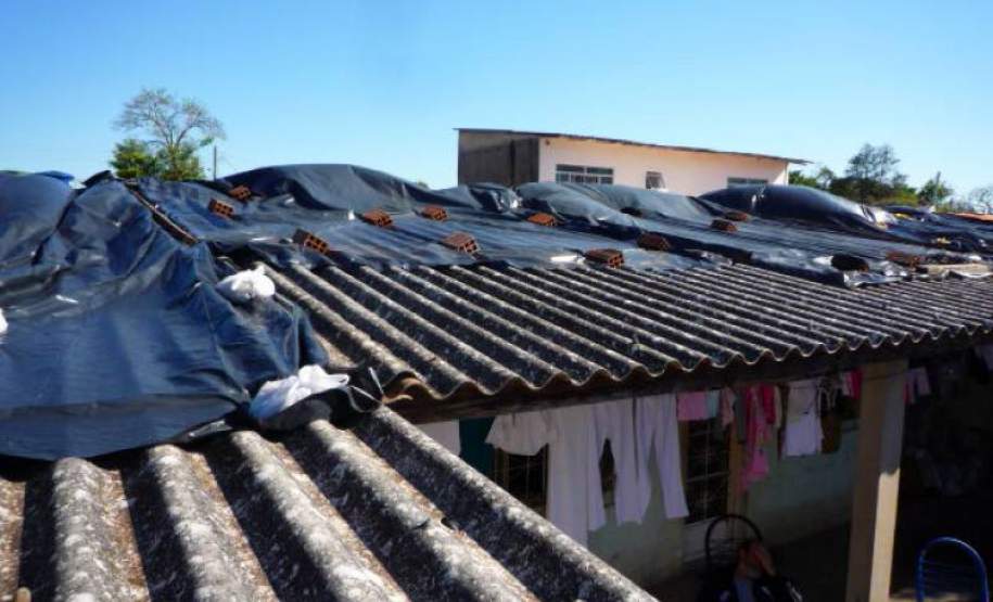 CUIDADOS EM SITUAÇÕES DE TEMPESTADES, VENDAVAIS E GRANIZO. Em situações de tempestade, vendavais e granizo, quando o telhado da residência foi danificado, os moradores tendem a subir até o local para realizar o conserto. Estatisticamente foi comprovado que a maioria dos acidentes nesse período se dá após o evento, no momento de recuperação dos estragos, então alguns cuidados são muito importantes para evitar acidentes.