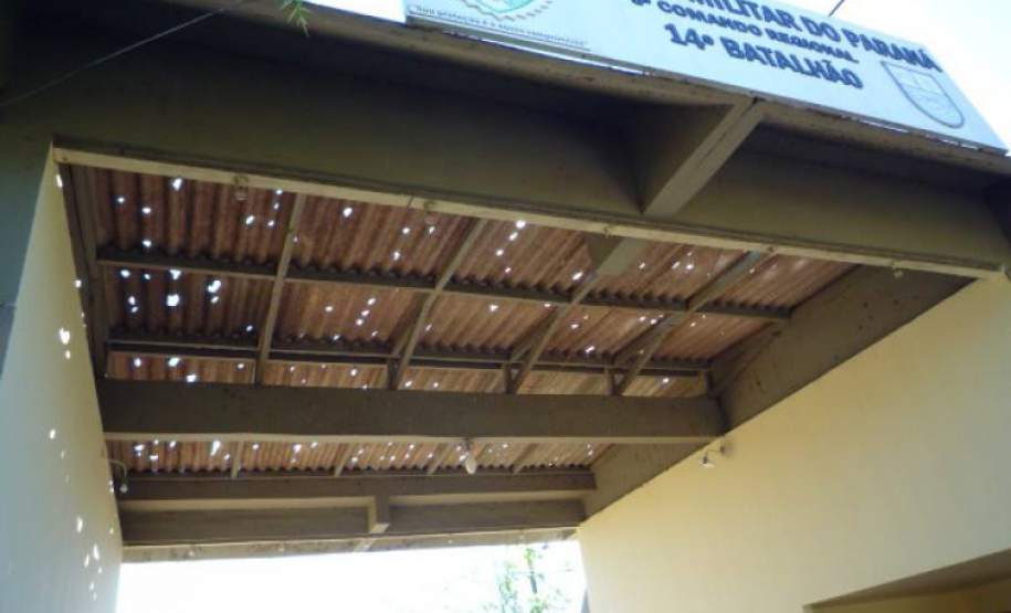 CUIDADOS EM SITUAÇÕES DE TEMPESTADES, VENDAVAIS E GRANIZO. Em situações de tempestade, vendavais e granizo, quando o telhado da residência foi danificado, os moradores tendem a subir até o local para realizar o conserto. Estatisticamente foi comprovado que a maioria dos acidentes nesse período se dá após o evento, no momento de recuperação dos estragos, então alguns cuidados são muito importantes para evitar acidentes.