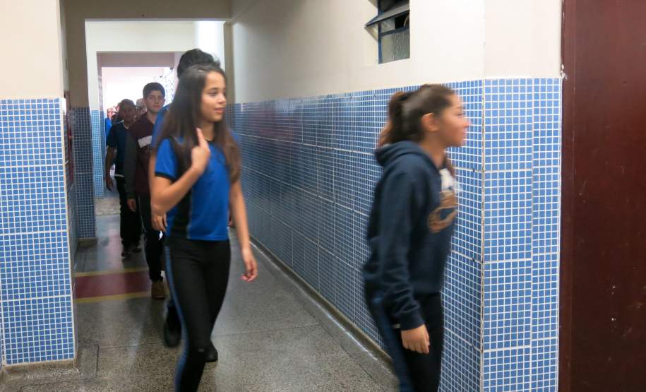 Na tarde da última terça-feira, a Coordenadoria Estadual de Proteção e Defesa Civil e a 1ª Coordenadoria Regional de Proteção e Defesa Civil (CORPDEC), através do Programa Brigadas Escolares, realizaram treinamento do Plano de Abandono no Colégio Estadual Professor Teobaldo Leonardo Kletemberg, no Sítio Cercado, em Curitiba