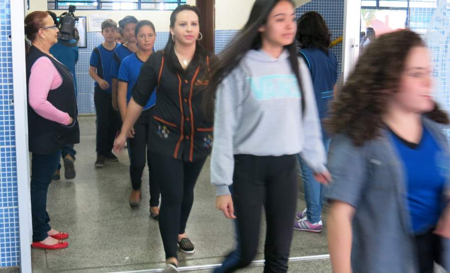 Na tarde da última terça-feira, a Coordenadoria Estadual de Proteção e Defesa Civil e a 1ª Coordenadoria Regional de Proteção e Defesa Civil (CORPDEC), através do Programa Brigadas Escolares, realizaram treinamento do Plano de Abandono no Colégio Estadual Professor Teobaldo Leonardo Kletemberg, no Sítio Cercado, em Curitiba