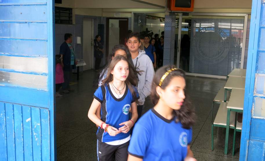 Na tarde da última terça-feira, a Coordenadoria Estadual de Proteção e Defesa Civil e a 1ª Coordenadoria Regional de Proteção e Defesa Civil (CORPDEC), através do Programa Brigadas Escolares, realizaram treinamento do Plano de Abandono no Colégio Estadual Professor Teobaldo Leonardo Kletemberg, no Sítio Cercado, em Curitiba