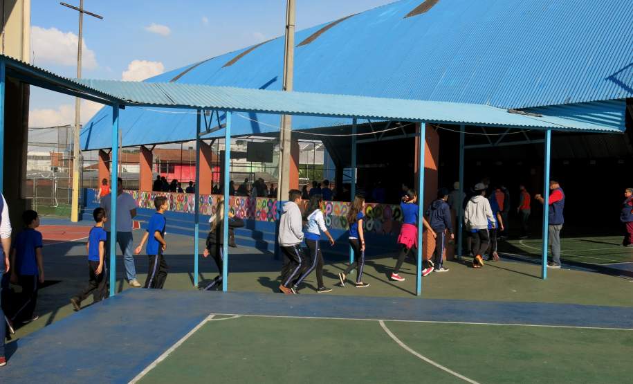 Na tarde da última terça-feira, a Coordenadoria Estadual de Proteção e Defesa Civil e a 1ª Coordenadoria Regional de Proteção e Defesa Civil (CORPDEC), através do Programa Brigadas Escolares, realizaram treinamento do Plano de Abandono no Colégio Estadual Professor Teobaldo Leonardo Kletemberg, no Sítio Cercado, em Curitiba