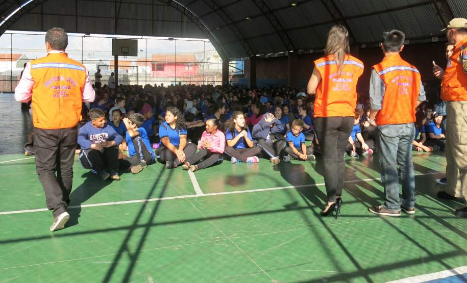 Na tarde da última terça-feira, a Coordenadoria Estadual de Proteção e Defesa Civil e a 1ª Coordenadoria Regional de Proteção e Defesa Civil (CORPDEC), através do Programa Brigadas Escolares, realizaram treinamento do Plano de Abandono no Colégio Estadual Professor Teobaldo Leonardo Kletemberg, no Sítio Cercado, em Curitiba