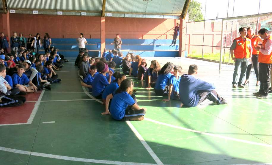 Na tarde da última terça-feira, a Coordenadoria Estadual de Proteção e Defesa Civil e a 1ª Coordenadoria Regional de Proteção e Defesa Civil (CORPDEC), através do Programa Brigadas Escolares, realizaram treinamento do Plano de Abandono no Colégio Estadual Professor Teobaldo Leonardo Kletemberg, no Sítio Cercado, em Curitiba