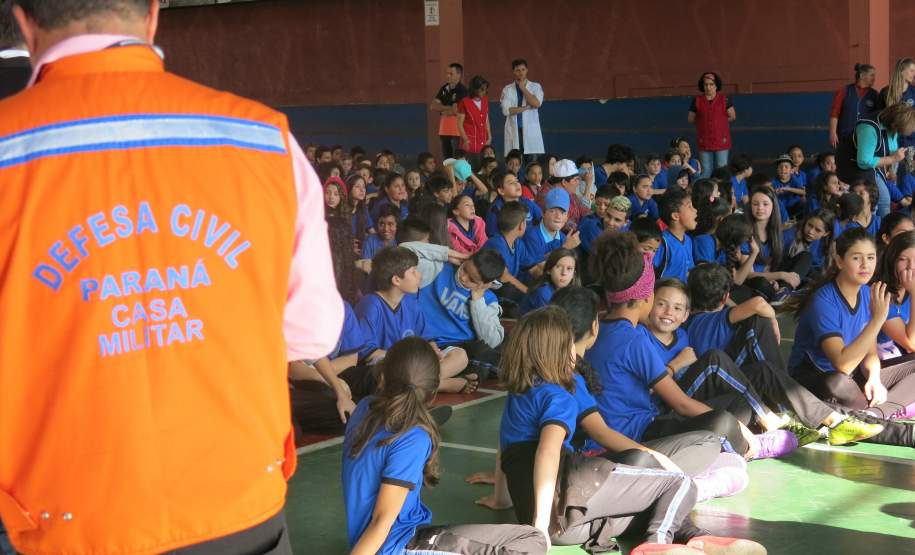 Na tarde da última terça-feira, a Coordenadoria Estadual de Proteção e Defesa Civil e a 1ª Coordenadoria Regional de Proteção e Defesa Civil (CORPDEC), através do Programa Brigadas Escolares, realizaram treinamento do Plano de Abandono no Colégio Estadual Professor Teobaldo Leonardo Kletemberg, no Sítio Cercado, em Curitiba