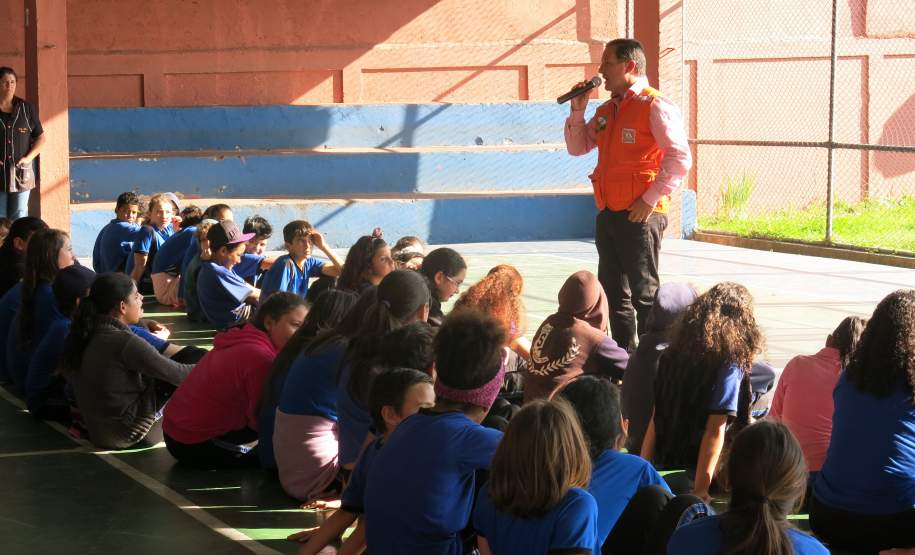 Na tarde da última terça-feira, a Coordenadoria Estadual de Proteção e Defesa Civil e a 1ª Coordenadoria Regional de Proteção e Defesa Civil (CORPDEC), através do Programa Brigadas Escolares, realizaram treinamento do Plano de Abandono no Colégio Estadual Professor Teobaldo Leonardo Kletemberg, no Sítio Cercado, em Curitiba