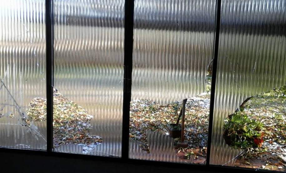 DEFESA CIVIL ESTADUAL ENVIA AUXÍLIO A MUNICÍPIO ATINGIDO POR FORTE CHUVA DE GRANIZO Um dos municípios mais afetados durante as chuvas de granizo desta terça-feira (12) foi Salto do Lontra, que teve danos e prejuízos extensivos em todo o município, afetando tanto os moradores quanto a administração pública local