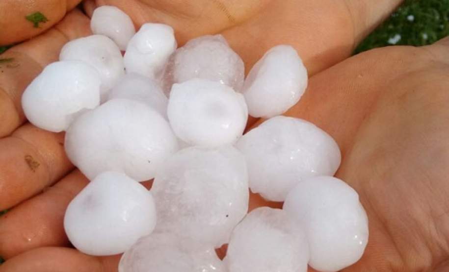 DEFESA CIVIL ESTADUAL ENVIA AUXÍLIO A MUNICÍPIO ATINGIDO POR FORTE CHUVA DE GRANIZO Um dos municípios mais afetados durante as chuvas de granizo desta terça-feira (12) foi Salto do Lontra, que teve danos e prejuízos extensivos em todo o município, afetando tanto os moradores quanto a administração pública local