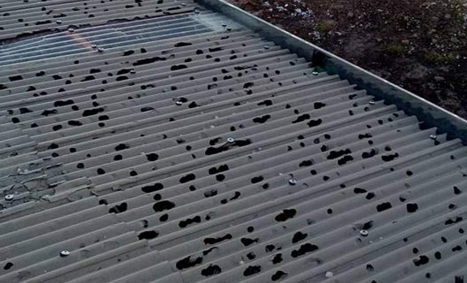 DEFESA CIVIL ESTADUAL ENVIA AUXÍLIO A MUNICÍPIO ATINGIDO POR FORTE CHUVA DE GRANIZO Um dos municípios mais afetados durante as chuvas de granizo desta terça-feira (12) foi Salto do Lontra, que teve danos e prejuízos extensivos em todo o município, afetando tanto os moradores quanto a administração pública local