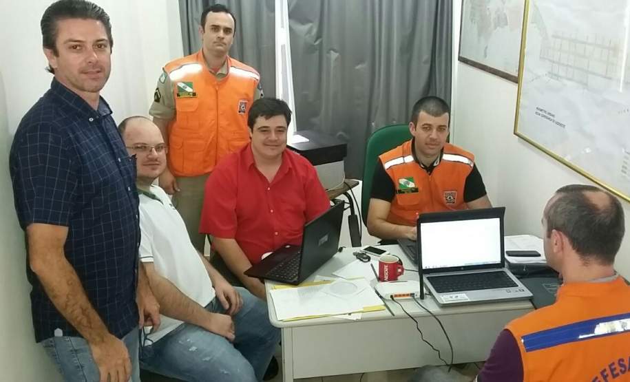DEFESA CIVIL ESTADUAL ENVIA AUXÍLIO A MUNICÍPIO ATINGIDO POR FORTE CHUVA DE GRANIZO Um dos municípios mais afetados durante as chuvas de granizo desta terça-feira (12) foi Salto do Lontra, que teve danos e prejuízos extensivos em todo o município, afetando tanto os moradores quanto a administração pública local