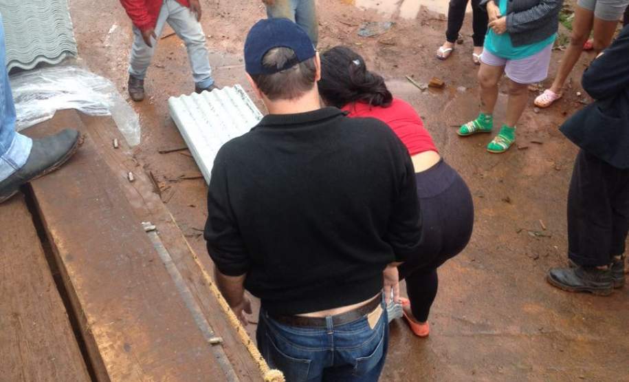 DEFESA CIVIL ESTADUAL ENVIA AUXÍLIO A MUNICÍPIO ATINGIDO POR FORTE CHUVA DE GRANIZO Um dos municípios mais afetados durante as chuvas de granizo desta terça-feira (12) foi Salto do Lontra, que teve danos e prejuízos extensivos em todo o município, afetando tanto os moradores quanto a administração pública local