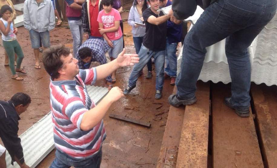 DEFESA CIVIL ESTADUAL ENVIA AUXÍLIO A MUNICÍPIO ATINGIDO POR FORTE CHUVA DE GRANIZO Um dos municípios mais afetados durante as chuvas de granizo desta terça-feira (12) foi Salto do Lontra, que teve danos e prejuízos extensivos em todo o município, afetando tanto os moradores quanto a administração pública local