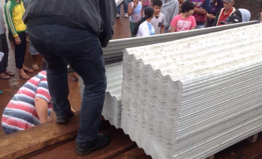 DEFESA CIVIL ESTADUAL ENVIA AUXÍLIO A MUNICÍPIO ATINGIDO POR FORTE CHUVA DE GRANIZO Um dos municípios mais afetados durante as chuvas de granizo desta terça-feira (12) foi Salto do Lontra, que teve danos e prejuízos extensivos em todo o município, afetando tanto os moradores quanto a administração pública local