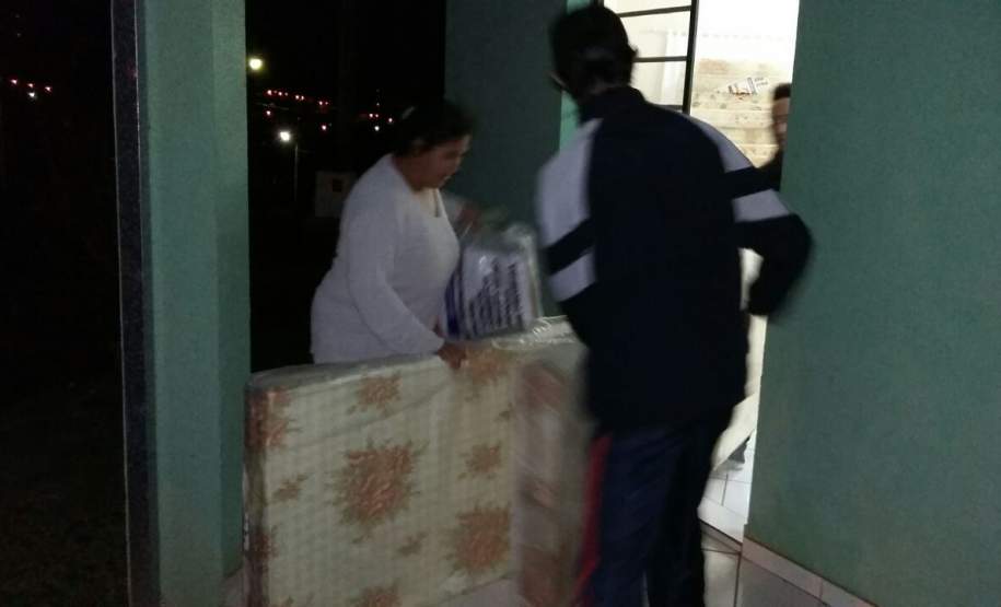 DEFESA CIVIL ESTADUAL ENVIA AUXÍLIO A MUNICÍPIO ATINGIDO POR FORTE CHUVA DE GRANIZO Um dos municípios mais afetados durante as chuvas de granizo desta terça-feira (12) foi Salto do Lontra, que teve danos e prejuízos extensivos em todo o município, afetando tanto os moradores quanto a administração pública local